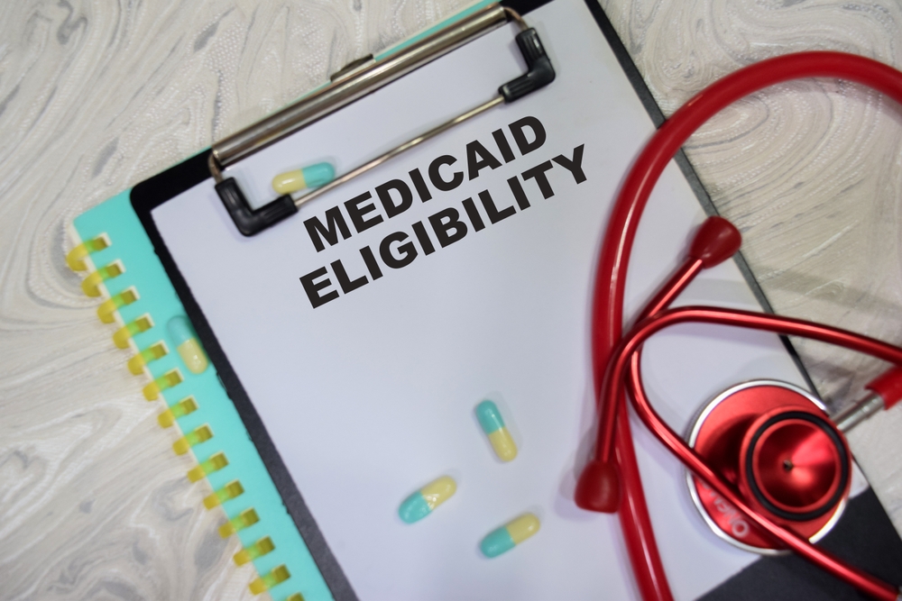 청진기와 캡슐 약이 함께 놓인 “Medicaid Eligibility”라고 적힌 클립보드